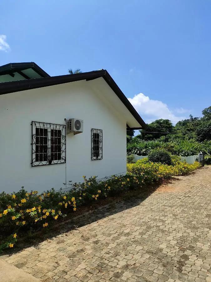Villa Luana Yuna Au Cap 0*,