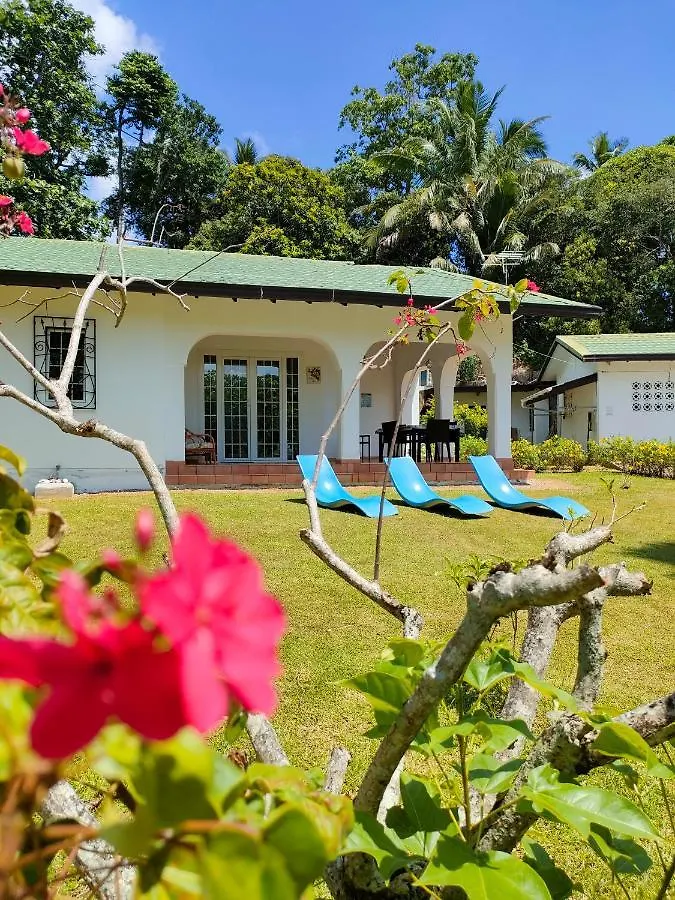 Villa Luana Yuna Au Cap 0*,